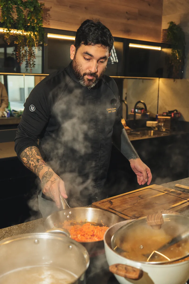 Ollas al fuego en la cocina