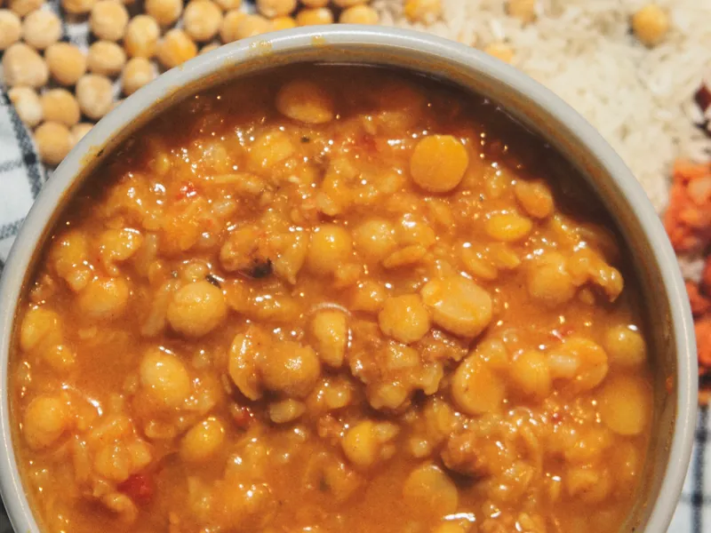 Bowl de garbanzos con arroz y longaniza visto desde arriba